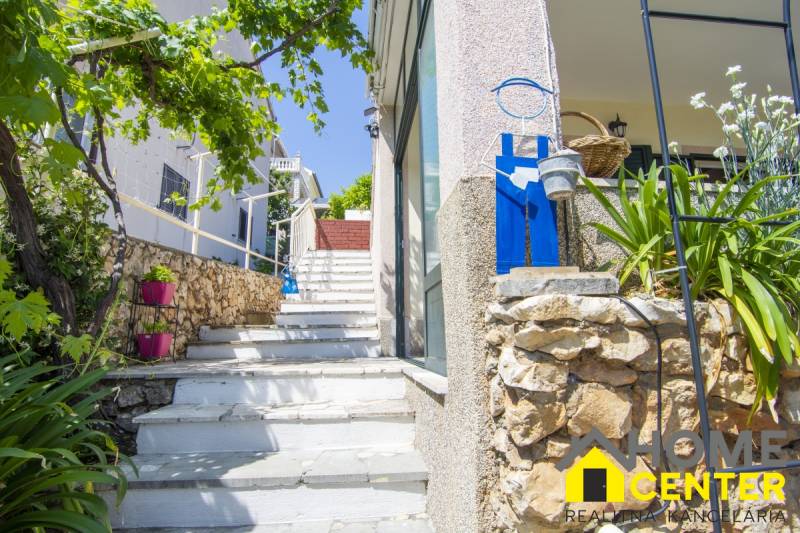 Schody a zeleň vedoucí k rekreačnímu apartmánu v Čiovu, obklopené rostlinami.