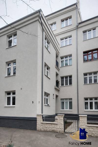 Bytový dům na ulici Pri starej prachárni v Bratislavě, Jurajov dvor.