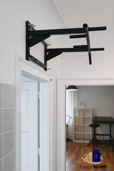 Polička na zdi, v pozadí místnost s podlahou s dřevěným dekorem.