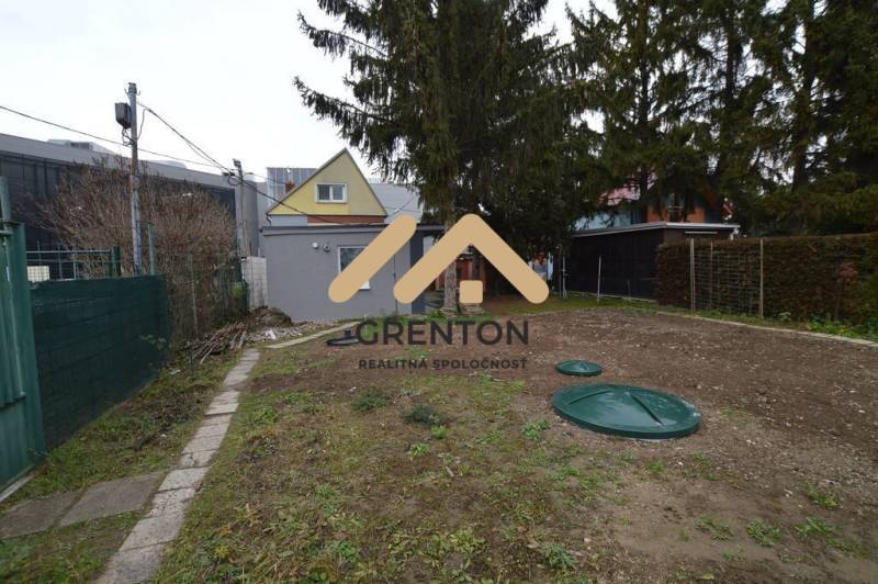 Zahradní chatka v Bratislavě - Ružinov, Studená ulice, obklopená stromy a oplocením.