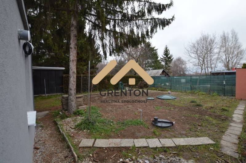 Zahrada u chaty na Studené v Bratislavě - Ružinově s vnitřním vybavením pozemku.