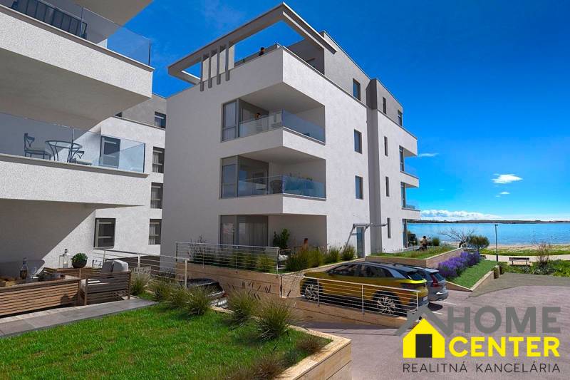 Rekreační apartmán v PAG s terasami a výhledem na moře a pláž.