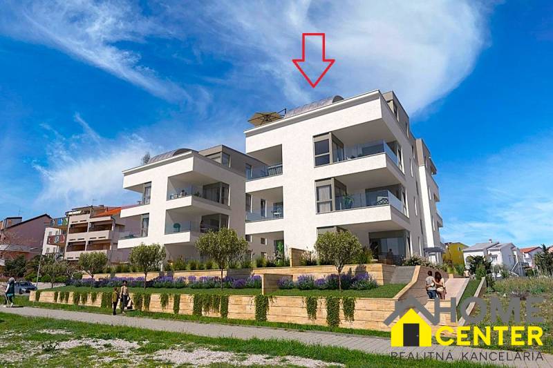 Rekreační apartmán ve městě Pag s moderní architekturou, přilehlou zelení a pohodlnými balkony.
