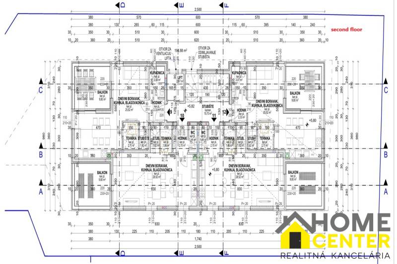 Půdorys rekreačního apartmánu se čtyřmi obytnými prostory a balkony.