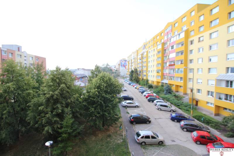 Panelové domy a parkoviště na ulici Hany Meličkové, Bratislava - Karlova Ves.