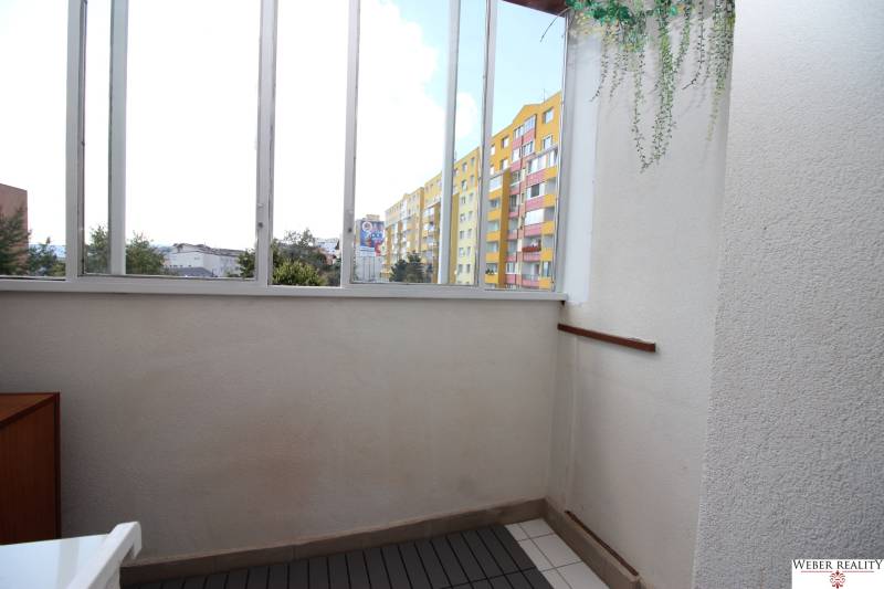 Zasklený balkon na Hany Meličkové v Bratislavě - Karlova Ves, s rozmanitým výhledem.