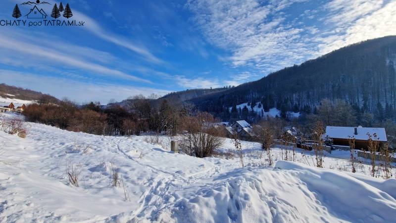 Sněhem pokrytá krajina v Mýtě pod Ďumbierom, na pozemcích v lokalitě Fongrub.