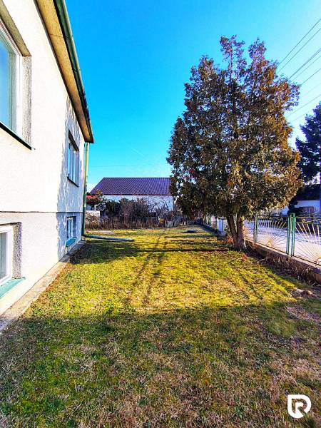 Rodinný dům na Sadové ulici v Borském Mikuláši s prostornou zahradou a stromy.