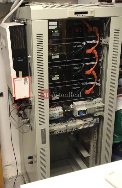 Elektrická rozvodná skříň v rodinném domě s několika zapojenými moduly a kabeláží.