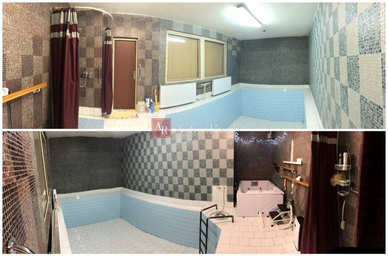 Interiér s bazénem a sprchou v rodinném domě z obdélníkových dlaždic a mozaiky.