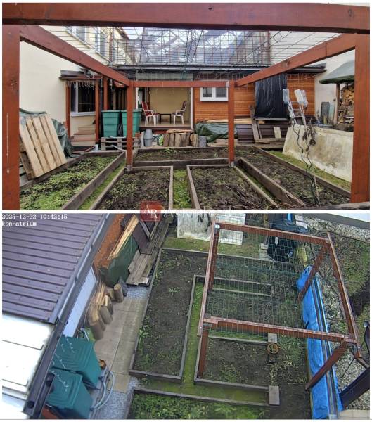 Zahrada u rodinného domu na Laborecké ulici ve Spišské Nové Vsi se záhonem.