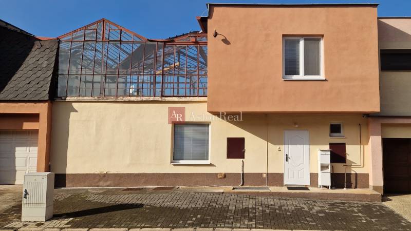 Rodinný dům na prodej se skleněnou konstrukcí na Laborecké ve Spišské Nové Vsi.