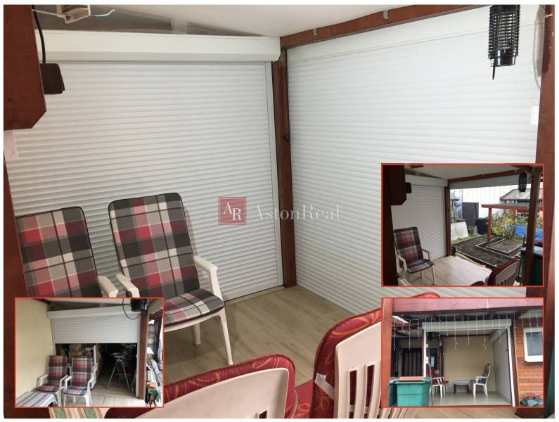 Letní terasa rodinného domu s posezením a podlahou s dřevěným dekorem.