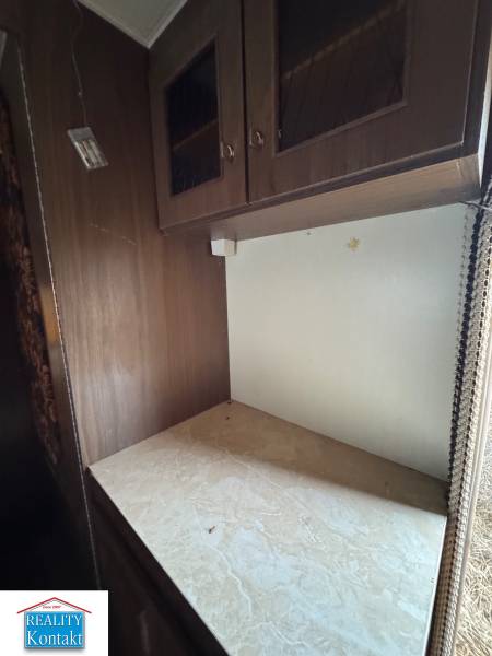 Kuchyňská skříňka s policí a mramorovou deskou v rámci nabídky Pozemky - bydlení.