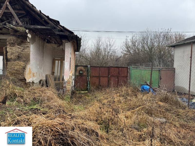 Zahrada s chátrající stavbou na pozemku pro bydlení na ulici v Dubníku.