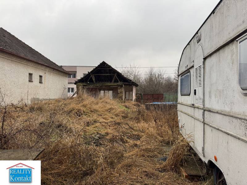 Dvůr v Dubníku na ulici Dubník vhodný na pozemky - bydlení s výhledem na budovy a karavan.