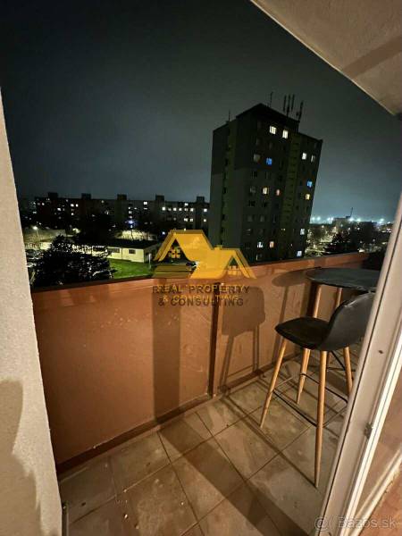 Noční výhled z balkonu 2pokojového bytu v Nových Zámcích na ulici Nové Zámky.