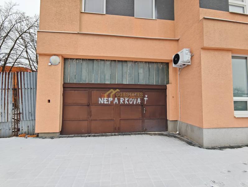 Garáže na Hviezdoslavově ulici v Michalovcích se zákazem parkování na bráně.