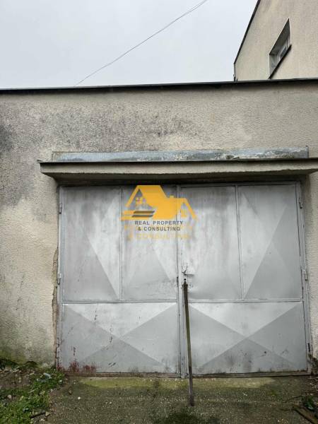 Garážová vrata rodinného domu ve Dvorech nad Žitavou na ulici Dvory nad Žitavou.