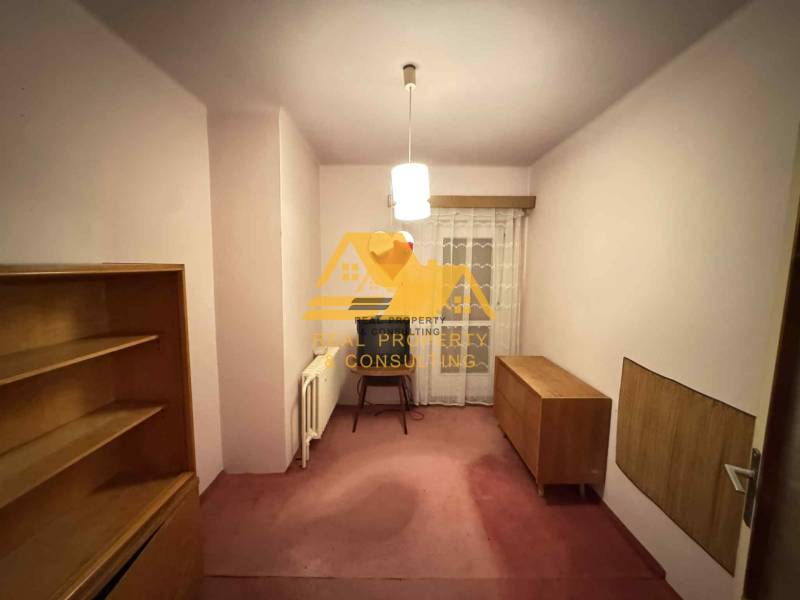 Pokoj v rodinném domě s nábytkem a závěsy, bez podlahy s dřevěným dekorem.