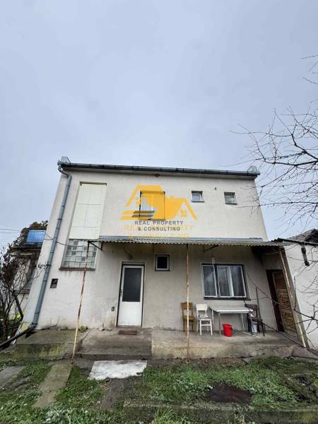 Rodinný dům ve Dvorech nad Žitavou na ulici Dvory nad Žitavou se zadním dvorem.