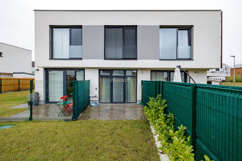 Dvoupatrový dům s terasou a zahradou na Jaspisové ulici v Bratislavě - Jarovce.