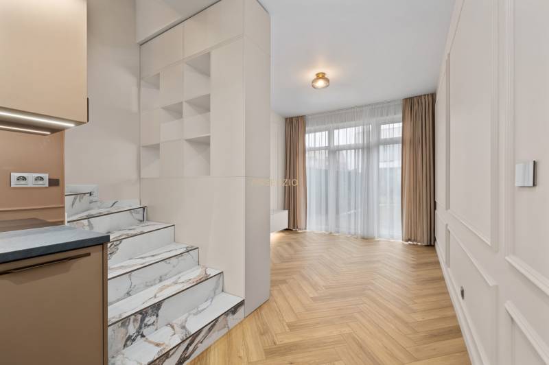 Interiér 2-pokojového bytu s mramorovými schody a podlahou s dřevěným dekorem.