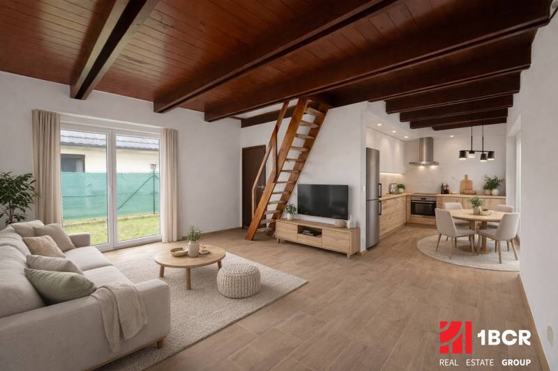 Obývací pokoj s kuchyní v rodinném domě, schody, sedačka, televizor, jídelní stůl, podlaha s dřevěným dekorem.