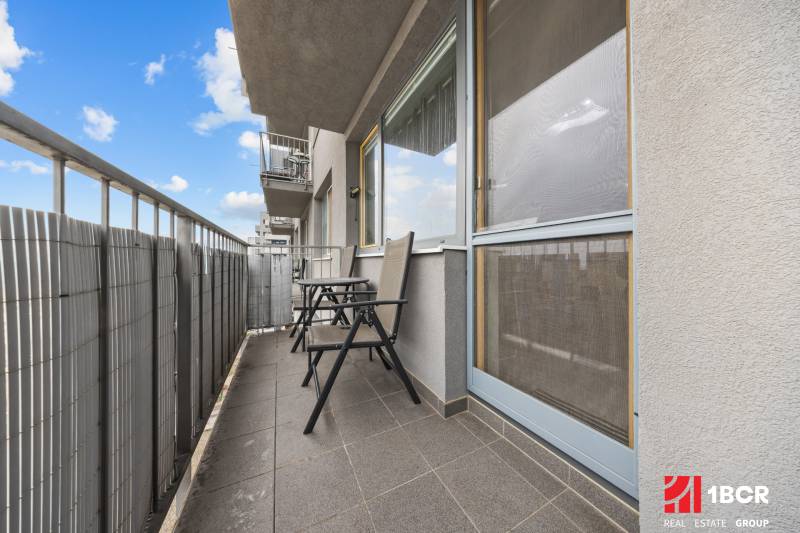 Balkon na Budatinské v Bratislavě (Petržalka) s nábytkem, výhled na 2-pokojový byt.