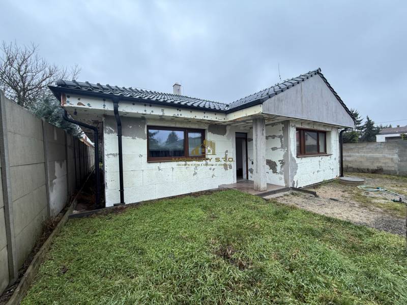 Rodinný dům v Záhorské Vsi na ulici U první kapličky s nedokončenou fasádou.