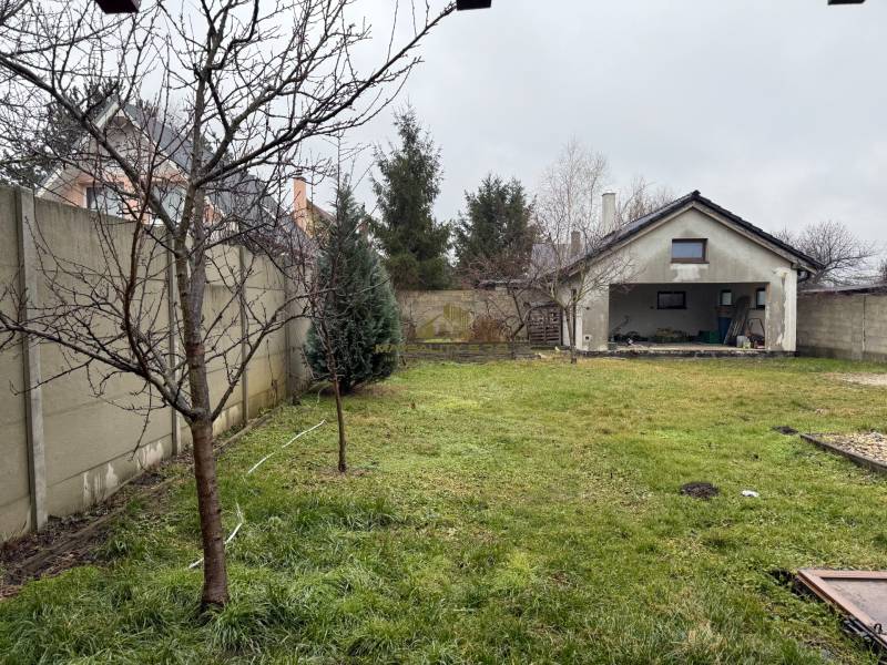 Zahrada za rodinným domem na ulici U první kapličky v Záhorské Vsi.