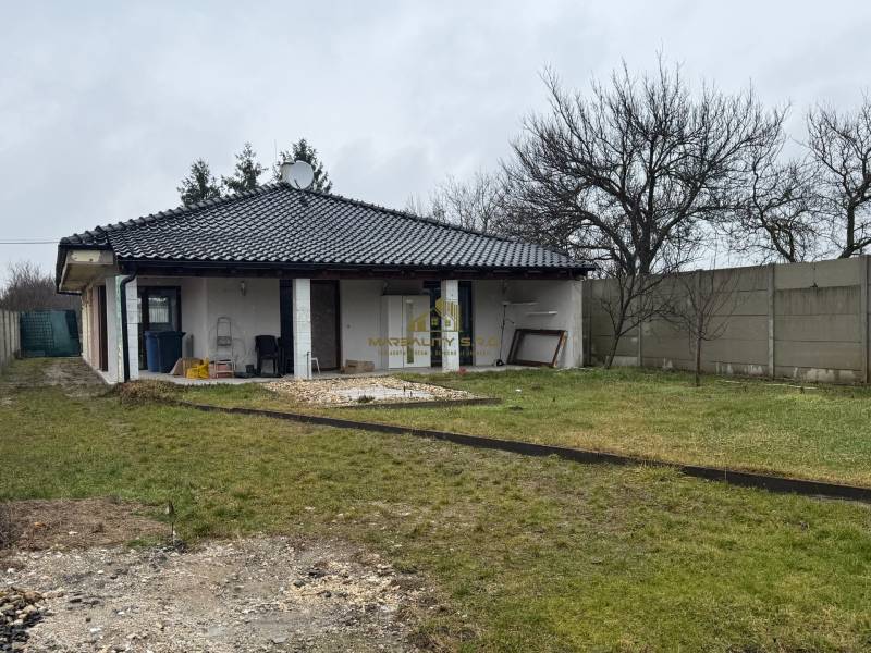 Rodinný dům na ulici U první kapličky v Záhorské Vsi s velkým dvorem.