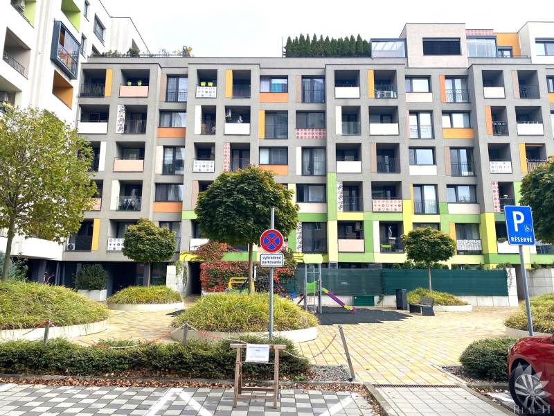 Barevné bytové domy na Nejedlého ulici v Bratislavě - Dúbravce, s parkovacím místem.