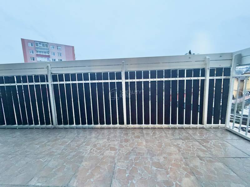 Balkon s dlažbou a kovovým zábradlím v centru Krásna nad Kysucou, 2-pokojový byt.