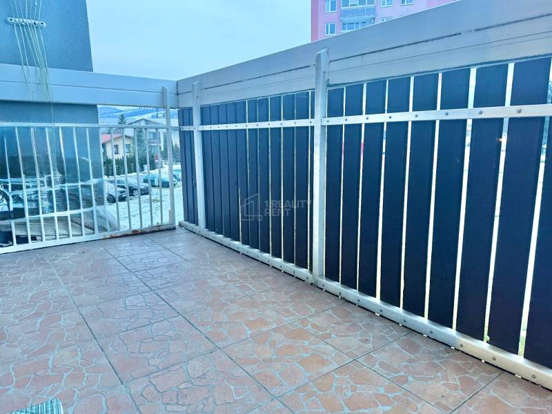 Balkon s kovovým zábradlím v 2-pokojovém bytě, výhled na ulici Centrum v Krásně nad Kysucou.