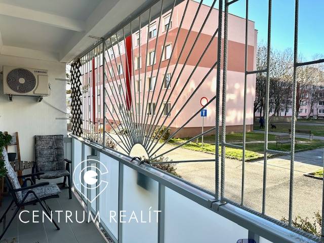 Lodžie 1-pokojového bytu na Tilgnerově ulici v Bratislavě - Karlově Vsi.