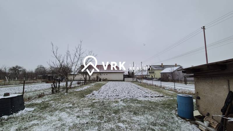 Zasněžená zahrada u rodinného domu na Nové ulici ve Velkých Ozorovcích.