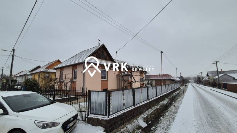 Rodinný dům na ulici Nová ve Velkých Ozorovcích se zasněženou střechou a zahradou.