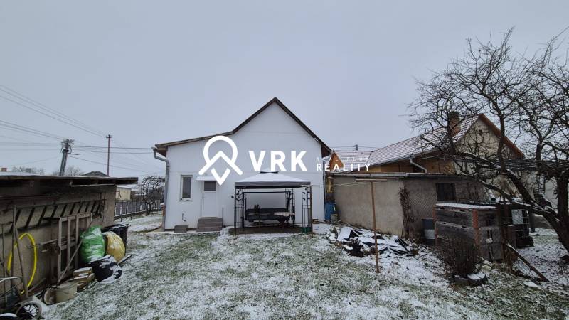 Sněhem pokrytý dvůr s přístřeškem za rodinným domem na ulici Nová, Velké Ozorovce.