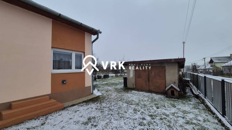 Rodinný dům na Nové ulici ve Velkých Ozorovcích se zasněženou zahradou a garáží.