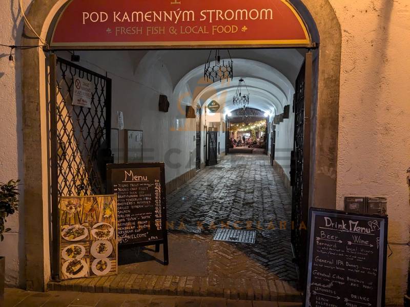 Bratislava - Historické jádro na Sedlárské, gastro prostory s nabídkou jídel a nápojů.
