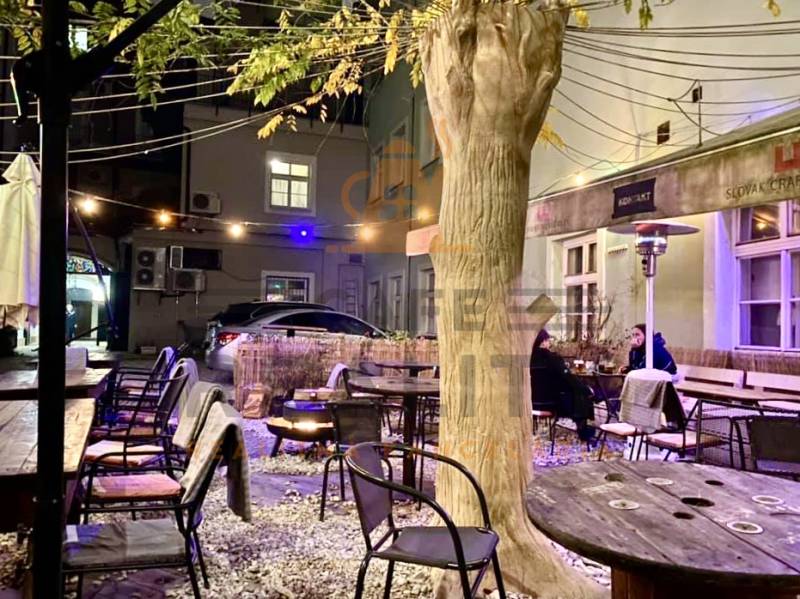 Exteriér Gastro prostory na Sedlárské ulici v Bratislavě - Historické jádro s dřevěným sezením.