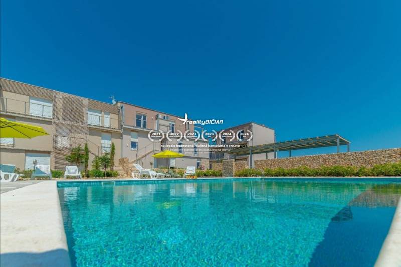 Rekreační apartmán v Povljana s bazénem a lehátky na ulici Povljana.