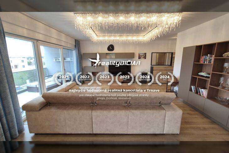 Obývací pokoj v rekreačním apartmánu s pohodlnou sedací soupravou a dekorativním osvětlením.