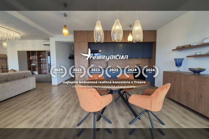 Interiér rekreačního apartmánu s podlahou s dřevěným dekorem a jídelním stolem.