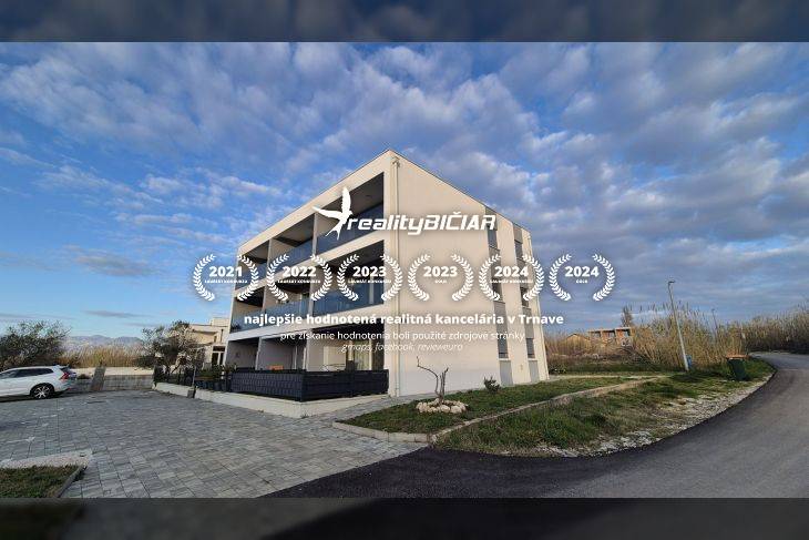 Rekreační apartmán na ulici Zukve ve městě Vrsi s parkovacími místy před budovou.