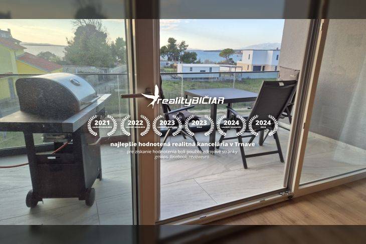 Otevřená terasa s grilem a posezením v rekreačním apartmánu na Zukve, Vrsi.