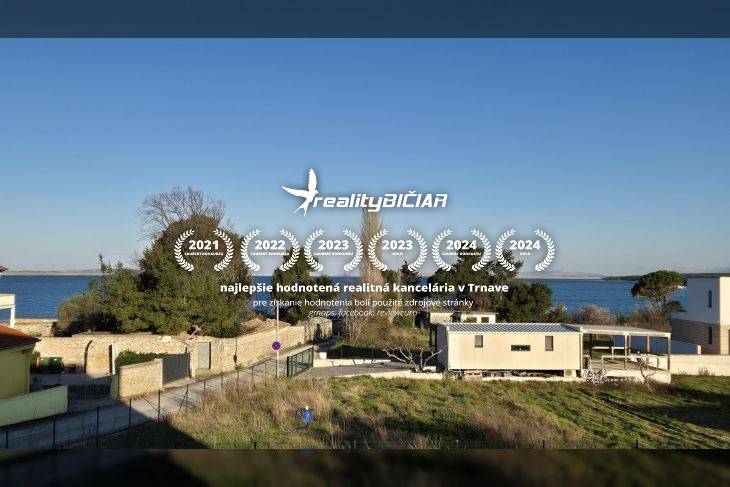 Výhled na pobřeží u rekreačního apartmánu v lokalitě Vrsi, ulice Zukve, moře v pozadí.