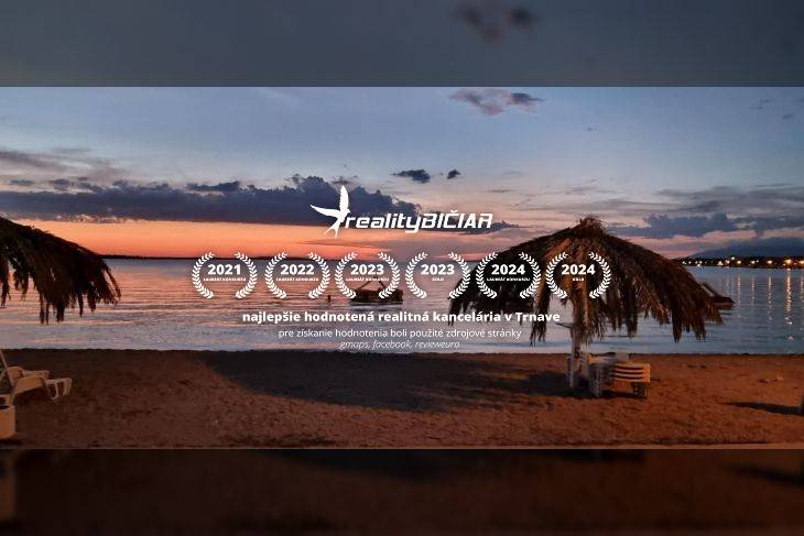 Fotografie zobrazuje večer na pláži s palmami a oceánem s oceněním realitní kanceláře Reality BICIAŇ.