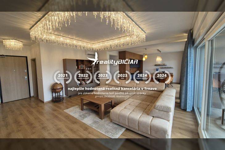 Obývací pokoj v rekreačním apartmánu s podlahou s dřevěným dekorem, pohovkou a závěsnými světly.